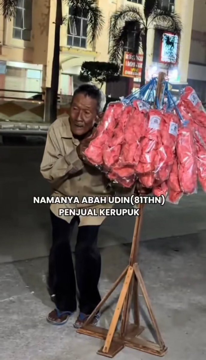 mamahmuda1_'s tweet photo. BERATNYA PERJUANGAN SEORANG AYAH 🥺😭

Abah Udin 81th masih jualan kerupuk sampe ketiduran di trotoar
Katanya dagangan gak laku, sampe nahan lapar 😭

Sehat sehat ya bah ❤️ https://t.co/Co0zqj9wna