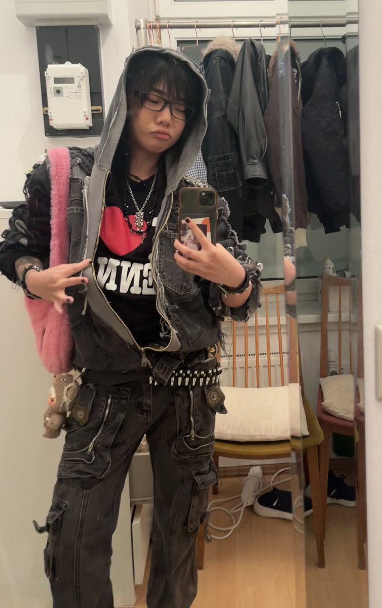 t4tcharmike's tweet photo. irl vs yumesona hheeeckkk yes https://t.co/TbVo2q1yN4