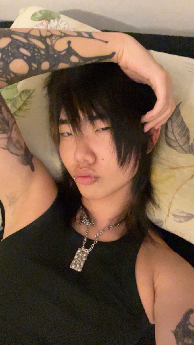 t4tcharmike's tweet photo. irl vs yumesona hheeeckkk yes https://t.co/TbVo2q1yN4