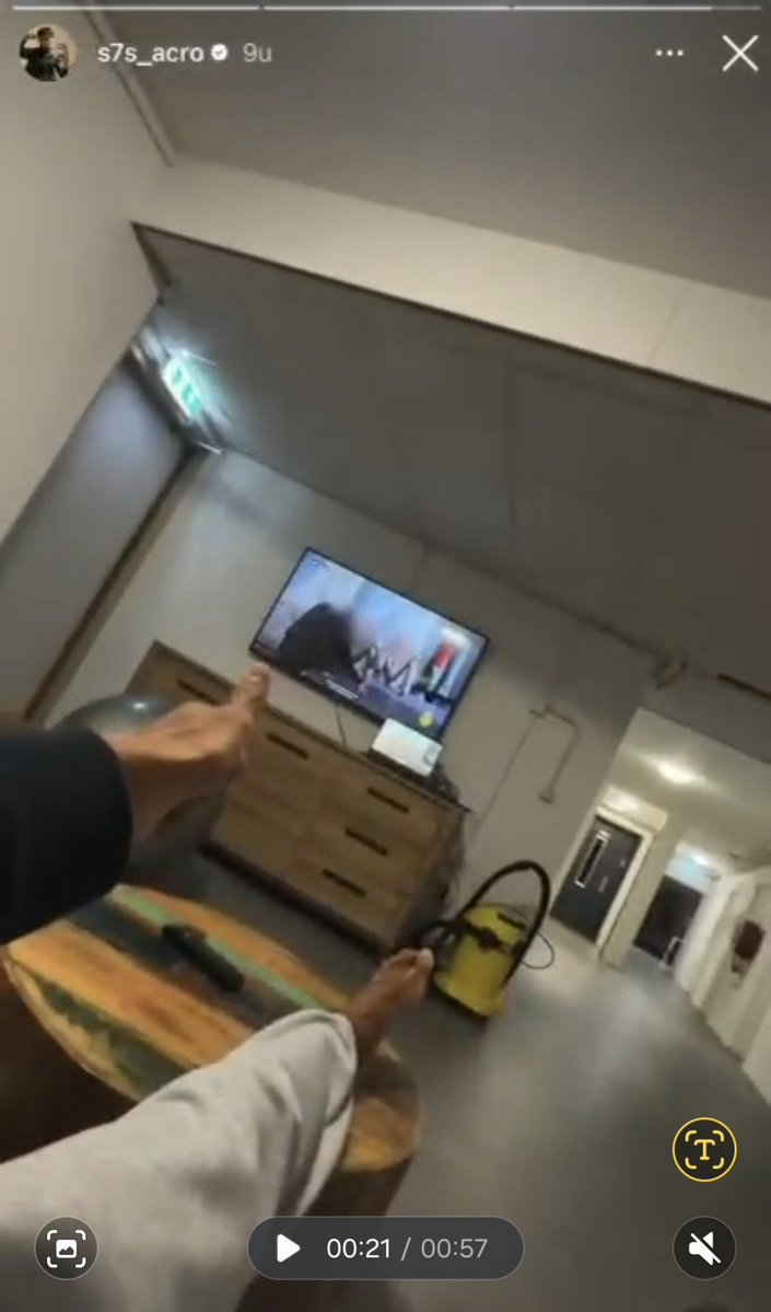 DanielGerritsen's tweet photo. De man die zijn duim omhoog steekt is Hussain Isa (Instagram: s7s_acro). Hij is een Palestijnse student uit Gaza die studeert aan de Universiteit Maastricht. https://t.co/BxjJogBZa4