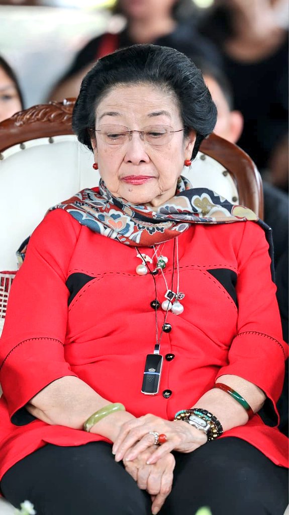 GunRomli's tweet photo. Ibu Megawati Soekarnoputri menghadiri prosesi pemakaman adik bungsunya H. Mohammad Guruh Irianto Soekarnoputra usia 73 tahun di samping makam Ibu Fatmawati Soekarno di Taman Makam Tokoh Bangsa TPU Karet Bivak

https://t.co/BVovLnyaML

Foto Monang Sinaga https://t.co/fJt6o7fPv4