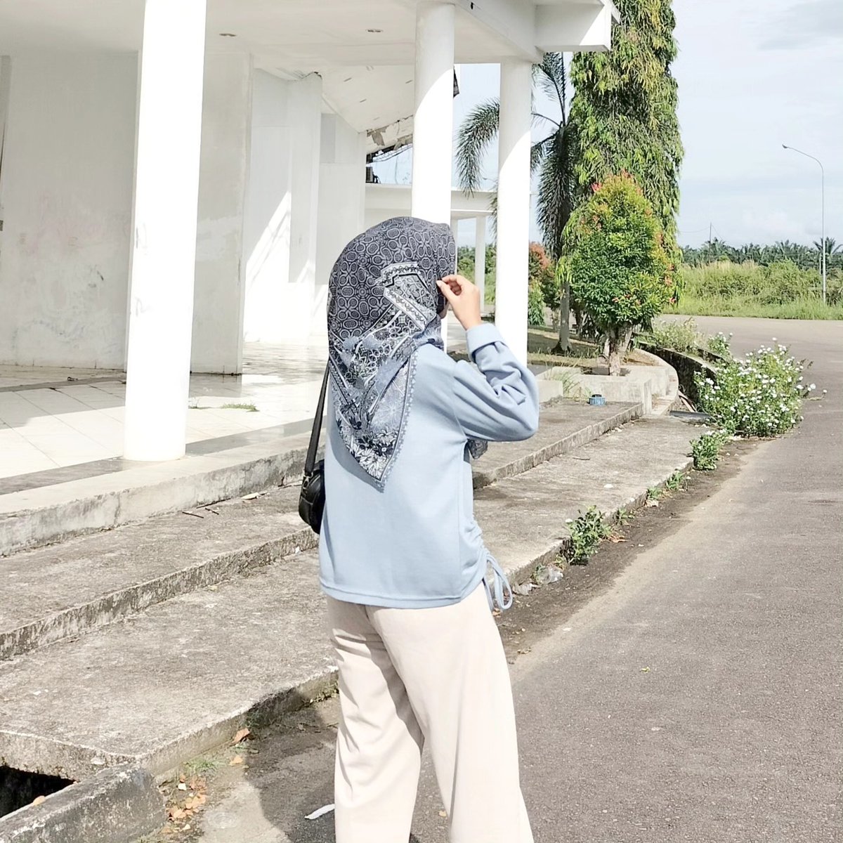 CharlesGeras's tweet photo. Sunny days with a denim blouse, a patterned hijab, and white flowers. https://t.co/aYI7IeON0W