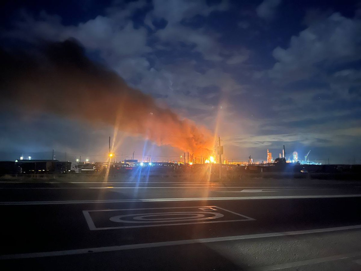 andrewofpolesia's tweet photo. ZÁSAH DALŠÍ RAFINÉRIE

Ukrajinské drony v noci zasáhly Ilskou rafinérii v Kranodarském kraji. Na území podniku došlo k požáru. Rafinérie má zpracovatelskou kapacitu zhruba 6,6 milionů tun ropy ročně. https://t.co/JqFuHbTEd5
