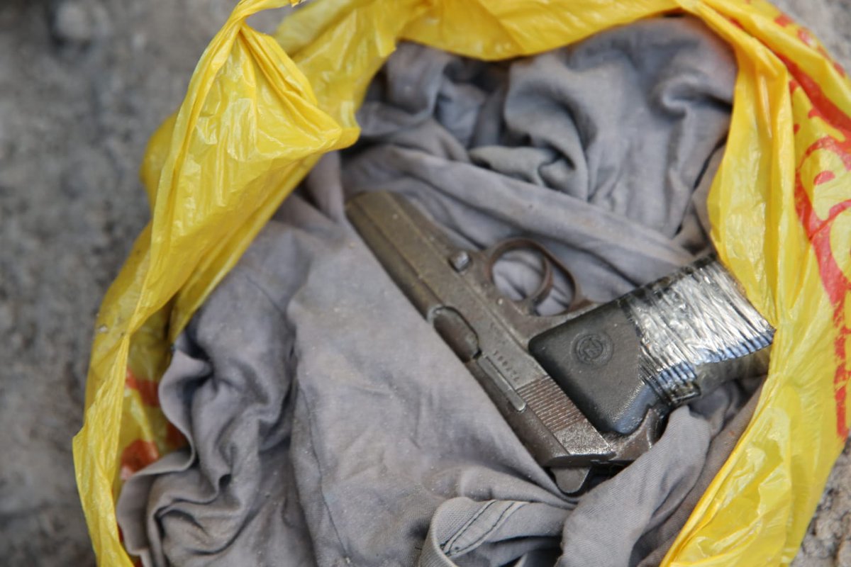 SAPoliceService's tweet photo. #sapsWC [INTEGRATED TEAM SEIZES A PROHIBITED FIREARM AND DRUGS IN DELFT] An integrated operation by members of Delft #SAPS and the City’s LEAP officers led to the arrest of a 30yr-old suspect for the possession of a prohibited firearm and possession of drugs in Voorbrug, Delft, in the Western Cape on Friday, 25/09.

Acting on information about drugs being sold in Fairhaven Road, members swiftly followed up and conducted a search at the identified premises. The members recovered a firearm without a serial number and approximately 500 mandrax tablets, with an estimated street value of R20 000.00.

The suspect was arrested and detained at Delft SAPS. The firearm and drugs were handed in as exhibits. SAPS and its law-enforcement partners remain relentless in disrupting the illegal trade in drugs and firearms and holding those involved accountable.

In an unrelated matter, #AntiGangUnit members arrested a 27-year-old male for the possession of a prohibited firearm and illegal possession of ammo on Thursday, 24/09, at a premises in Beethoven Street, Steenberg. The members followed up on information received and upon arrival at the identified address, they conducted a search of the premises which led to the discovery of a 9mm pistol with 17 rounds of ammunition concealed in a Styrofoam container wrapped in plastic. He was subsequently arrested and detained at Steenberg SAPS.

The recovered firearms will be subjected to ballistic testing to determine any linkages to other crimes committed in the country.

The suspects are expected to make their respective court appearances in Bellville and Wynberg Magistrates’ court on Monday, 28/09, for their respective charges. #DrugsOffTheStreets #GunsOffTheStreets #PartnershipPolicing #SaferCommunities ME
https://t.co/W4fOKtng2b