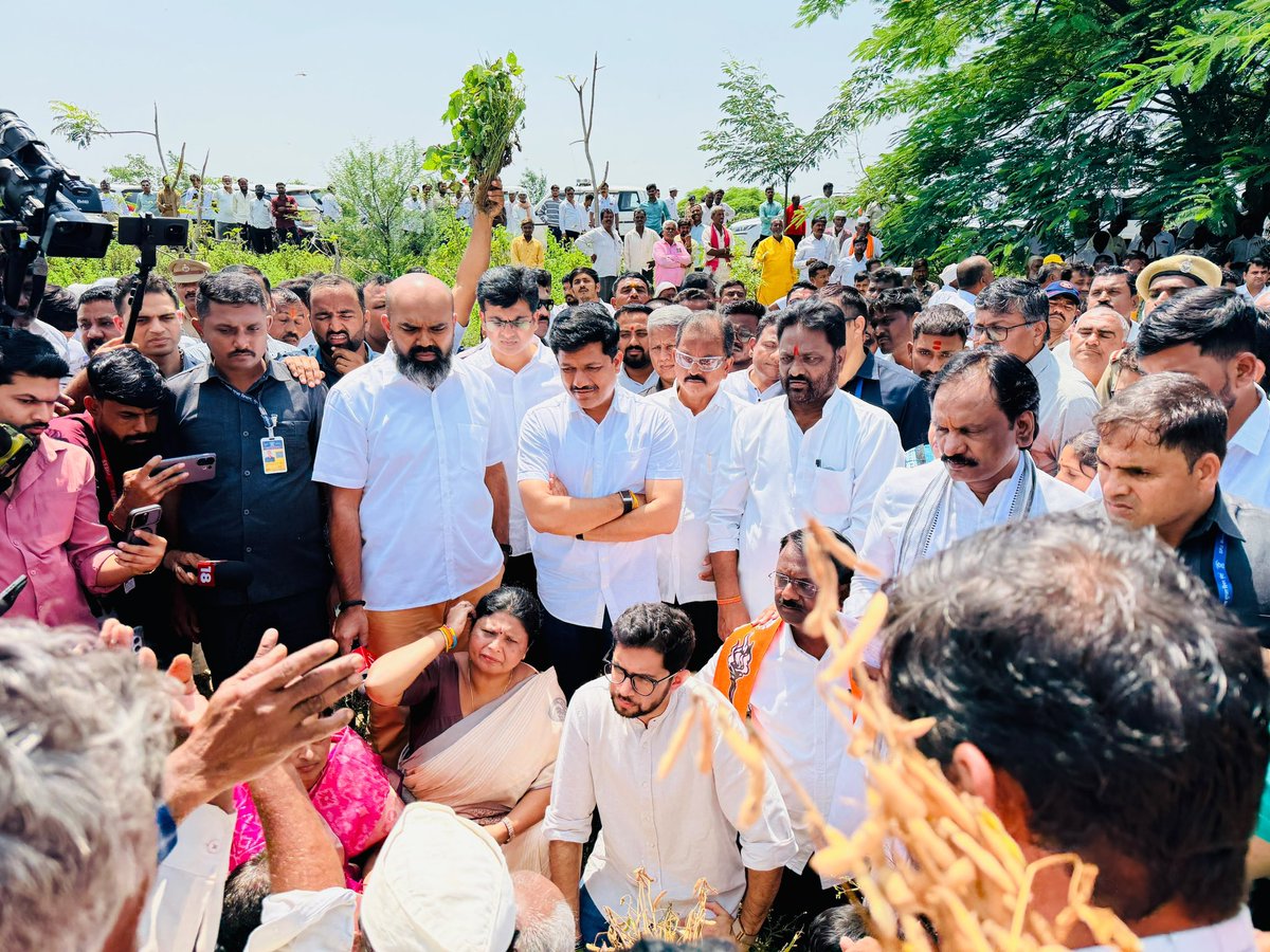 PatilKailasB's tweet photo. बळीराजाच्या जखमेवर फसव्या घोषणांचा मुलामा नको; हक्काची मदत मिळेपर्यंत शिवसेना गप्प बसणार नाही.. 

शिवसेना नेते, युवासेना प्रमुख, आमदार मा. श्री. आदित्यजी ठाकरे यांनी तुळजापूर तालुक्यातील खानापूर येथील शेत शिवारातील पिकाच्या नुकसानीची पाहणी केली..

यावेळी परिसरातील शेतकरी बांधवांशी संवाद साधत त्यांनी करपलेली पिके, उत्पादनातील घट, शेतीसमोरील आर्थिक संकट आणि शेतकऱ्यांच्या विविध अडचणी जाणून घेतल्या.. 

पिकांचे झालेले नुकसान लक्षात घेऊन शासनाने नुकसानग्रस्त शेतकऱ्यांना योग्य आर्थिक मदत मिळावी, पंचनाम्याच्या नावाखाली विलंब होऊ नये आणि शेतकऱ्यांच्या अडचणींवर तातडीने कार्यवाही व्हावी, यासाठी आम्ही पूर्ण ताकतीने तुमच्या पाठीशी आहोत..

संकट कितीही मोठे असले तरी शेतकऱ्यांनी खचून जाऊ नये. तुम्ही एकटे नाहीत, शिवसेना शेतकऱ्यांच्या पाठीशी ठामपणे उभी आहे, असा विश्वास त्यांनी शेतकऱ्यांना दिला..

@AUThackeray @iambadasdanve @ShivsenaUBTComm 

#दुष्काळ #शेतकरी #Farmer #Soybean #FarmerRelief #AdityaThackeray #शिवसेना