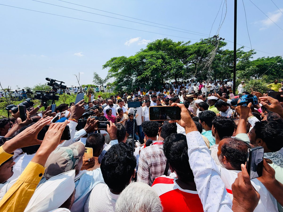 PatilKailasB's tweet photo. बळीराजाच्या जखमेवर फसव्या घोषणांचा मुलामा नको; हक्काची मदत मिळेपर्यंत शिवसेना गप्प बसणार नाही.. 

शिवसेना नेते, युवासेना प्रमुख, आमदार मा. श्री. आदित्यजी ठाकरे यांनी तुळजापूर तालुक्यातील खानापूर येथील शेत शिवारातील पिकाच्या नुकसानीची पाहणी केली..

यावेळी परिसरातील शेतकरी बांधवांशी संवाद साधत त्यांनी करपलेली पिके, उत्पादनातील घट, शेतीसमोरील आर्थिक संकट आणि शेतकऱ्यांच्या विविध अडचणी जाणून घेतल्या.. 

पिकांचे झालेले नुकसान लक्षात घेऊन शासनाने नुकसानग्रस्त शेतकऱ्यांना योग्य आर्थिक मदत मिळावी, पंचनाम्याच्या नावाखाली विलंब होऊ नये आणि शेतकऱ्यांच्या अडचणींवर तातडीने कार्यवाही व्हावी, यासाठी आम्ही पूर्ण ताकतीने तुमच्या पाठीशी आहोत..

संकट कितीही मोठे असले तरी शेतकऱ्यांनी खचून जाऊ नये. तुम्ही एकटे नाहीत, शिवसेना शेतकऱ्यांच्या पाठीशी ठामपणे उभी आहे, असा विश्वास त्यांनी शेतकऱ्यांना दिला..

@AUThackeray @iambadasdanve @ShivsenaUBTComm 

#दुष्काळ #शेतकरी #Farmer #Soybean #FarmerRelief #AdityaThackeray #शिवसेना
