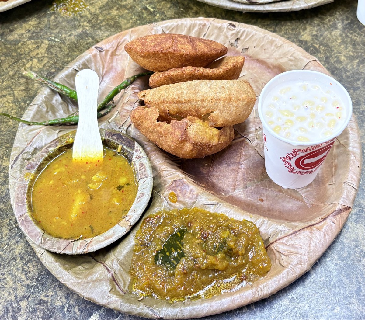 QuietFrames15's tweet photo. आज का लंच बिल्कुल देसी अंदाज़ में… 😋✨

गरमा-गरम पूरी, सादा सा खाना और दिल पूरा खुश। ❤️

पूरी-सब्ज़ी के फैन हो या नहीं? https://t.co/Nq3YoGMbGV