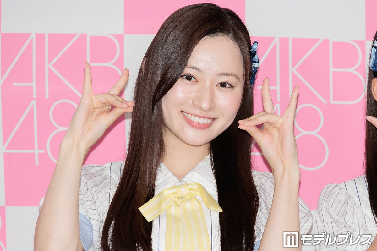 modelpress's tweet photo. AKB48元メンバーの22期研究生・長谷川百々花
再加入のきっかけ・グループへの思い入れ語る
https://t.co/90Qfsrv7P3

長谷川は、以前AKB48のTeam8福島県代表として活動し、2021年3月に活動辞退していた元メンバー。他のアイドルグループへの加入を目指す選択肢はなかったのか、と問われると「いろんな映像も見ましたし会場にも足を運んだんですけど、『Overture』から曲もすべてAKB48で育ったので。小学校から中学校、高校ってずっと、運動会とか街中でも流れていたので、AKB48以外という考えがやっぱりできなくて」と語った。