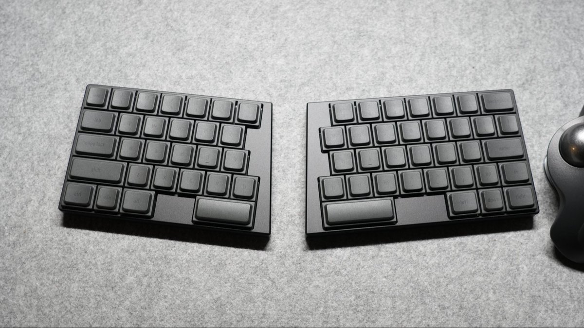 Haiao_ito's tweet photo. elimkeys elytraを昨日から使っていて、本当に興奮しています。
分割キーボードを初めて使ったのですが、やはり少し扱いが難しい。ただ見た目の美しさや切り離して使える使い心地などは素晴らしい👌
妻の適当のタイピングが様になっていて笑
#��ーボード #elimkeys https://t.co/WxfHDX3Ekd