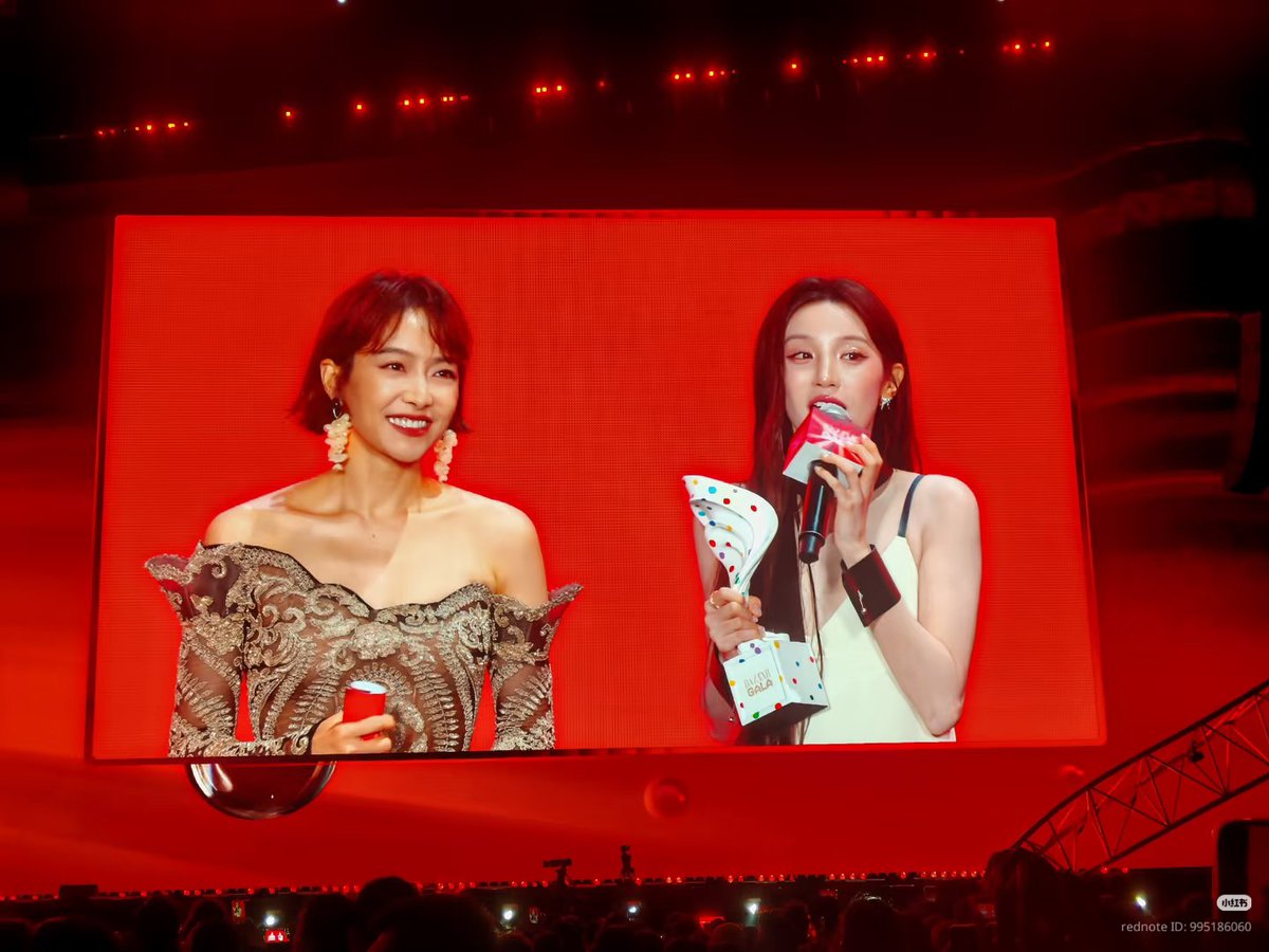 visiblelight3's tweet photo. 2025 Bazaar Queen giving the award to the 2026 Bazaar Queen 👑✨
YQ — “I learned from you. Standing here with you is such an honor.”

Yuqi chasing her idol's success🥹💕 https://t.co/dZ9TOq83Vv