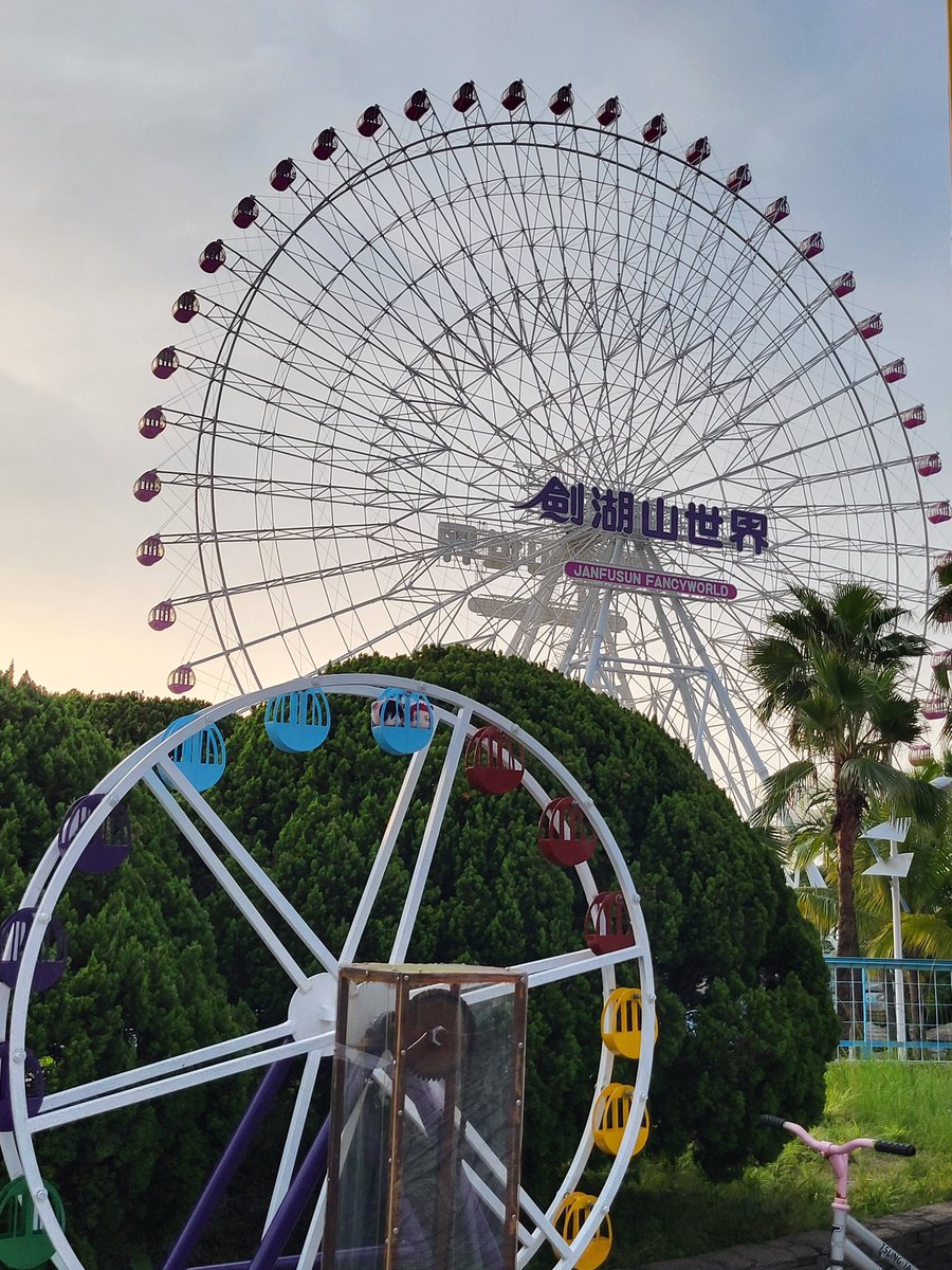 sumobu945's tweet photo. 強迫你們關進摩天輪裡和好🎡 https://t.co/C3q4vuP9Rc
