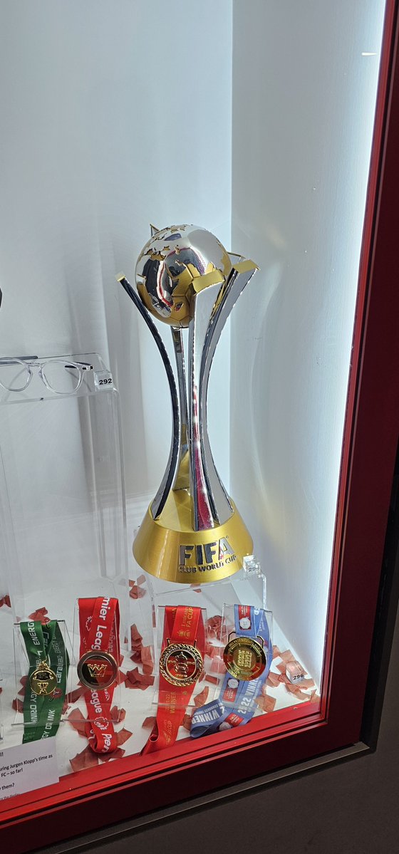 HassanMcOjwang's tweet photo. There is a club in the EPL without a club world Cup trophy 😂😂 and that club is called Arsenal. 
140 years 
Zero UCL
Zero Club World Cup 😂😂😂😂😂 https://t.co/l545S0Lq7m