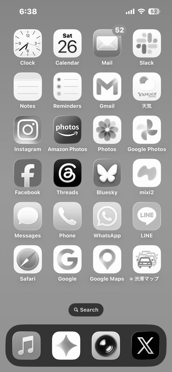 yaskaz's tweet photo. 元記事を見失ってしまって申し訳ないんだけど、iPhoneの画面をアクセシビリティから「グレイスケール」にすると、かなり目とか脳が楽になったのでお疲れの方はやってみそ https://t.co/0vVMxT87qf
