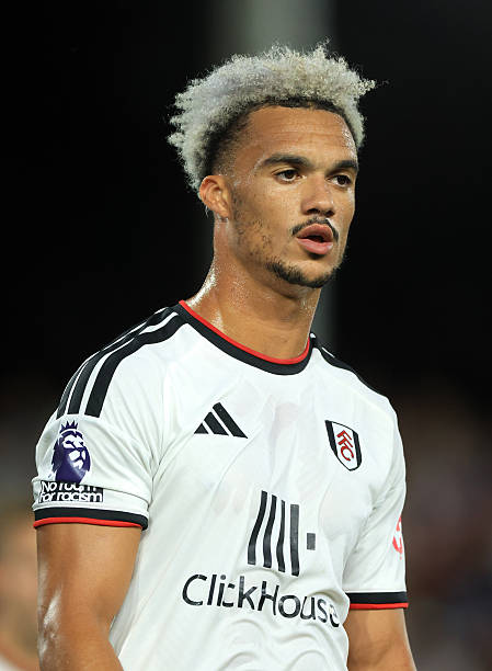 Off__thebench's tweet photo. 🚨 Manchester United could revive their interest in Fulham left-back Antonee Robinson.
Crystal Palace’s Tyrick Mitchell is also on United’s shortlist.
@DeadlineDayLive 🤝
#ManchesterUnited #MUFC #AntoneeRobinson #TyrickMitchell #Transfers https://t.co/nWkgI0rpDS