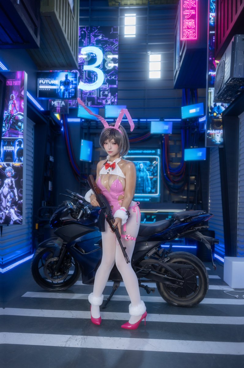 NomiciMochi's tweet photo. Sniper bunny on the high ground 🐰 Handmade Milk bunny suit, tailored to highlight body lines. Shot on the second floor rooftop. The stubborn shy girl is here✨
#NIKKE #cosplayㅤㅤㅤㅤㅤㅤㅤ https://t.co/u50AVItmDI