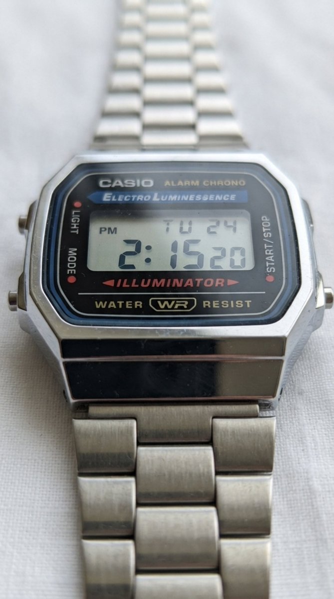 Drexon_bluesID's tweet photo. POV: lo pengen tampil clean, tapi dompet bilang:
“Bro… jangan banyak gaya.” 😭
Tenang, ada jalan tengah.
Casio A168WA-1WDF punya vibe retro yang nggak maksa. Stainless steel band-nya bikin kelihatan clean, diameter 36.3mm jadi nggak berasa kayak bawa piring di tangan.
Fiturnya juga nggak cuma buat pajangan:
⏱️ Stopwatch 1/100 detik sampai 1 jam
💡 Electro-luminescent illumination
⏰ Daily alarm
📅 Automatic calendar
🕐 12/24-hour timekeeping
🔋 Battery ±7 tahun
💧 Water Resistant 30m / ISO 22810
🧱 Resin case
🔩 Stainless steel band
👌 Adjustable fastening buat fitting yang lebih nyaman
Tapi inget: 30m water resistant bukan berarti “gas berenang.” 😂
Minor splash oke, kontak air berlebihan sebaiknya dihindari.
Basically, jam yang nggak banyak bacot tapi kerjaannya jelas.
Kadang kita memang butuh yang kayak gitu.

https://t.co/skSP3HXlLH