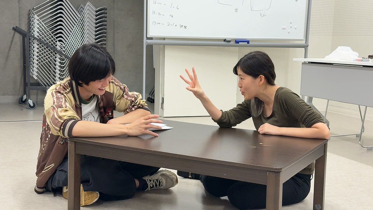 yonetoku_semut's tweet photo. すごく楽しそうに会話するお2人。素敵だった。
　
自分の団体では描いたことのない雰囲気を、改めて感じて、学びがあった今日の稽古。
　
そうかそうか、この作品はこう色づいていくのか👀
　
肌寒くなってきたけど、あったけぇお話です。
ぜひ。
＃潮騒 
👉https://t.co/EVKOoDARiN https://t.co/4JwNOeJbOO