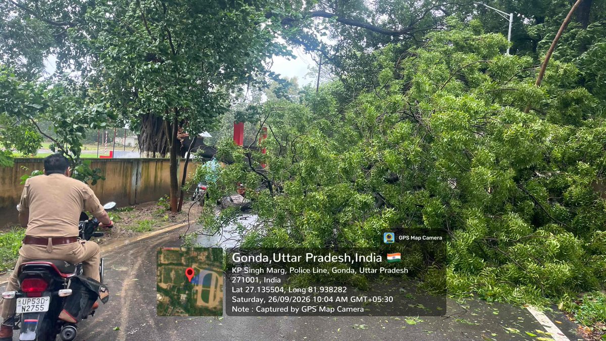 GondaNpp's tweet photo. माननीय अध्यक्ष श्रीमती उज़मा राशिद जी और अधिशासी अधिकारी श्री संतराम जी के निर्देश पर गोंडा नगर पालिका की टीम ने त्वरितकार्रवाई करते हुए सड़क पर गिरे पेड़ को हटाकर मार्ग बहाल किया।
नागरिकों की सुरक्षा और सुविधा हमारी प्राथमिकता है; किसी भी आपात स्थिति या मार्ग अवरोध की सूचना दे https://t.co/r9jhuiIt0K