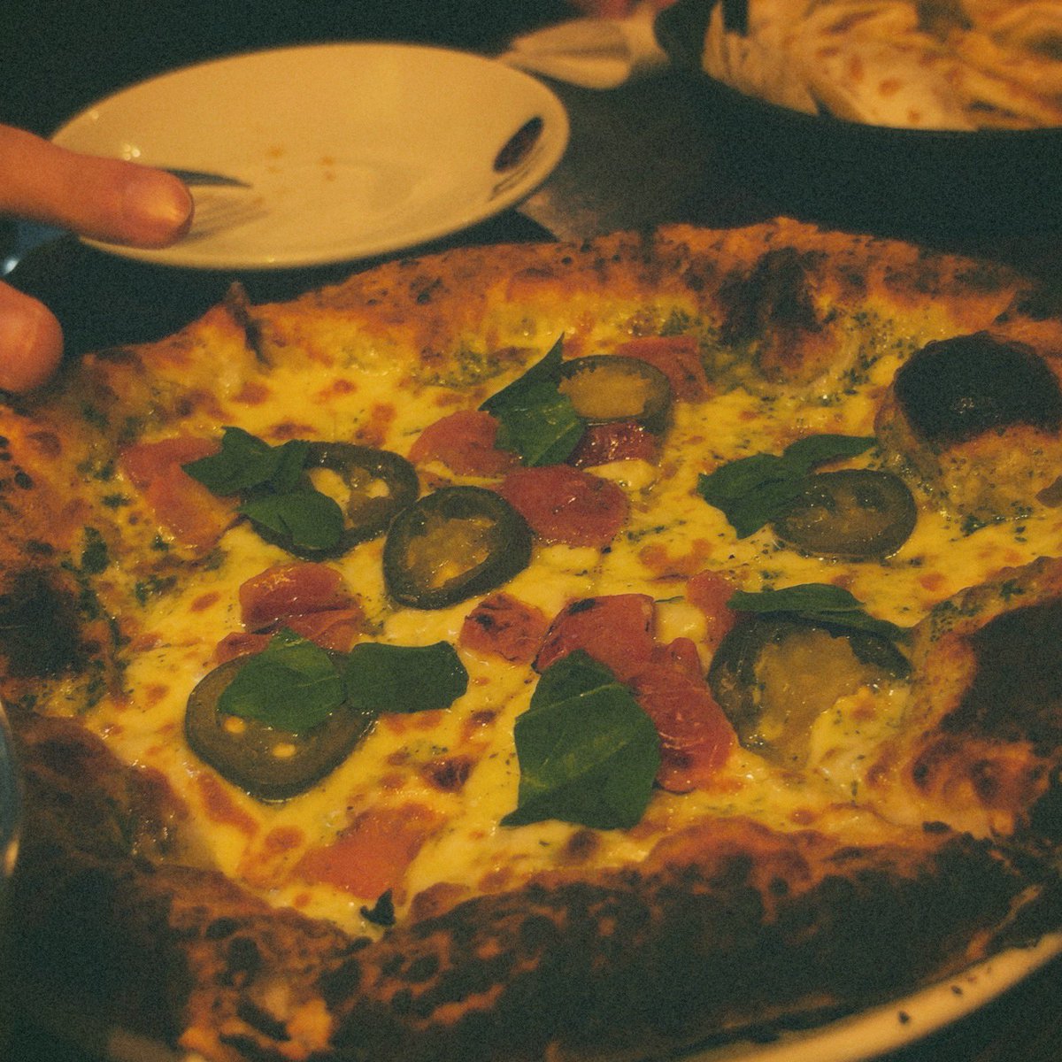 masaya_ito07's tweet photo. #ヘタミュ 
猛烈なスピード感でシーンが色づいていってます
いい汗かいた後は美味しいもの食べて寝るが1番！
いつぞやに3人で食べたピッツァ🍕を添えて https://t.co/WSzLlj6G9c