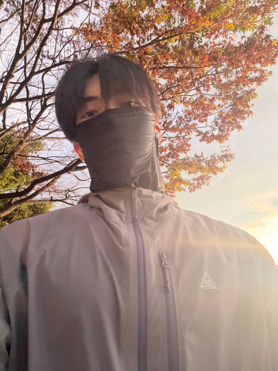 hamtext's tweet photo. 260926 🐹💬

“i've been doing my running together with my workout for the past two days and”
“after only running in the gym, it feels so refreshing to be running outdoors”
- 📸
“maybe it's because the weather is nice, but there are so many people” https://t.co/QrTmCCjPJm