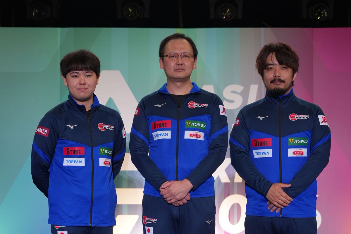famitsu's tweet photo. 【アジア大会】格闘ゲーム団体戦で日本チームが銀メダル獲得！

『スト6』ひぐち選手、『鉄拳8』ノビ選���、『KOF15』スコア選手が奮闘
https://t.co/NOmVe2lF3z

3タイトルを用いた団体戦で、日本チームは準優勝。優勝は韓国チームという結果となった。 https://t.co/59ssx7JoQY