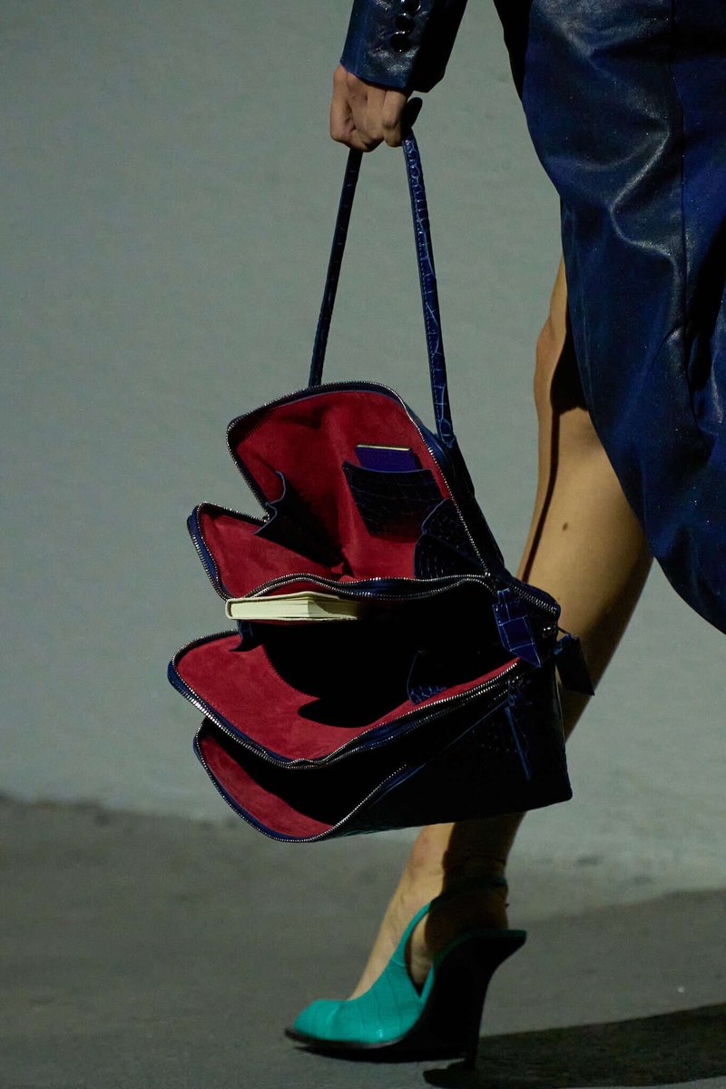 kendam_com's tweet photo. The Attico SS27 runway turned open bags into a statement of effortless, lived-in luxury https://t.co/5YQAiXqFiA
- - -
#TheAttico #SS27 #Milano #FashionWeek #Kendam https://t.co/JZWJN7R9Si