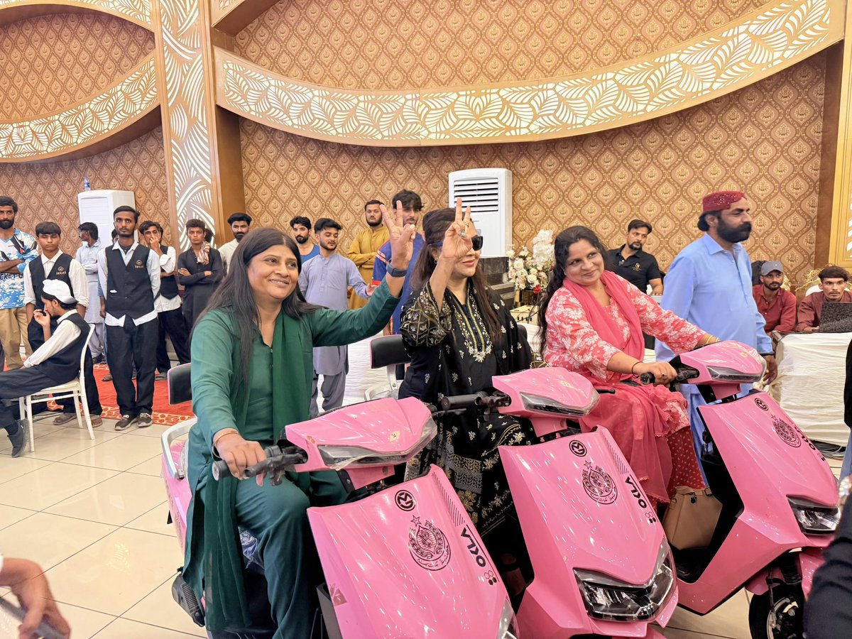 KeshooBai's tweet photo. Distribution of Free Pink Scooters for Women in Mirpurkhas 🩷
#FreePinkScooters #SindhGovt @BBhuttoZardari @AseefaBZ https://t.co/4mEffdOhQI