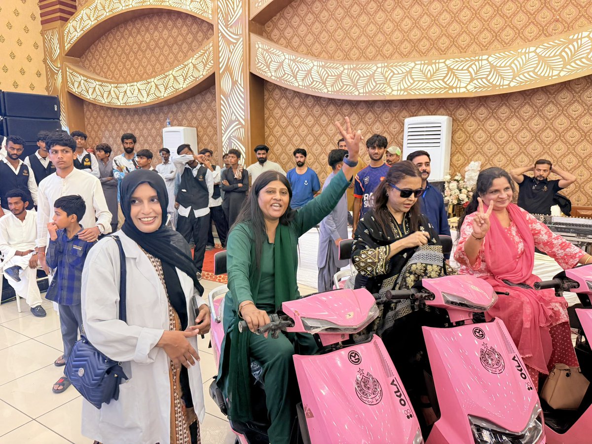 KeshooBai's tweet photo. Distribution of Free Pink Scooters for Women in Mirpurkhas 🩷
#FreePinkScooters #SindhGovt @BBhuttoZardari @AseefaBZ https://t.co/4mEffdOhQI