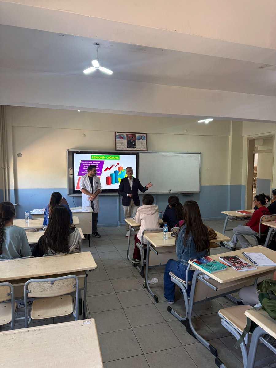 PatnosMEM's tweet photo. 📚 DYK KURSLARINA ZİYARET

Patnos İlçe Millî Eğitim Müdürümüz Sayın Yüksel ZORLU, Destekleme ve Yetiştirme Kursları (DYK) kapsamında eğitim faaliyetlerini sürdüren okullarımızı ziyaret etti.

Kurslarda yürütülen çalışmalar hakkında öğretmen ve öğrencilerden bilgi alan İlçe Millî Eğitim Müdürümüz Yüksel ZORLU, öğrencilerimizin akademik gelişimlerini destekleyen eğitim faaliyetlerinin önemine dikkat çekerek öğretmenlerimize emek ve gayretlerinden dolayı teşekkür etti.

🎓 Öğrencilerimizin hedeflerine ulaşmaları ve eğitim yolculuklarında daha güçlü adımlar atmaları için çalışmalarımız kararlılıkla devam ediyor.

Patnos İlçe Millî Eğitim Müdürlüğü

@tcmeb 
@tcagrivaliligi 
@agrimem
@halukcakan12
@patnos_004 
@YkselZorlu