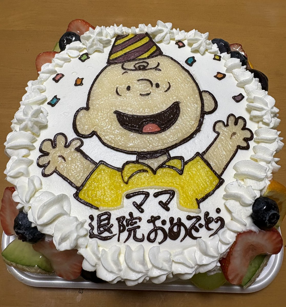 125shoara's tweet photo. 旦那さんと娘が退院祝いをしてくれました
旦那さんがちらし寿司と筑前煮を作ってくれて娘がチャーリーブラウンのケーキを用意してくれました😭
2人ともありがとう
リハビリ頑張るからね https://t.co/0tsyCJyfiq