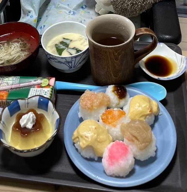 hisu3456's tweet photo. @uCFNSHyMvt35528 うちのミキサー食はイベント時はもっと可愛いですよ！笑笑

持てるミキサー食の海苔巻きとか笑笑 https://t.co/YcEfus6dei