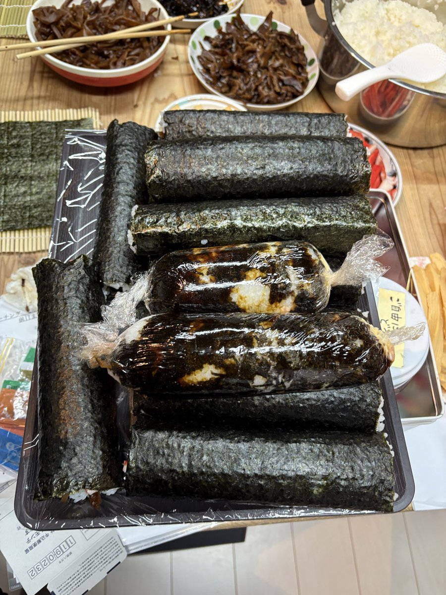 hisu3456's tweet photo. @uCFNSHyMvt35528 うちのミキサー食はイベント時はもっと可愛いですよ！笑笑

持てるミキサー食の海苔巻きとか笑笑 https://t.co/YcEfus6dei