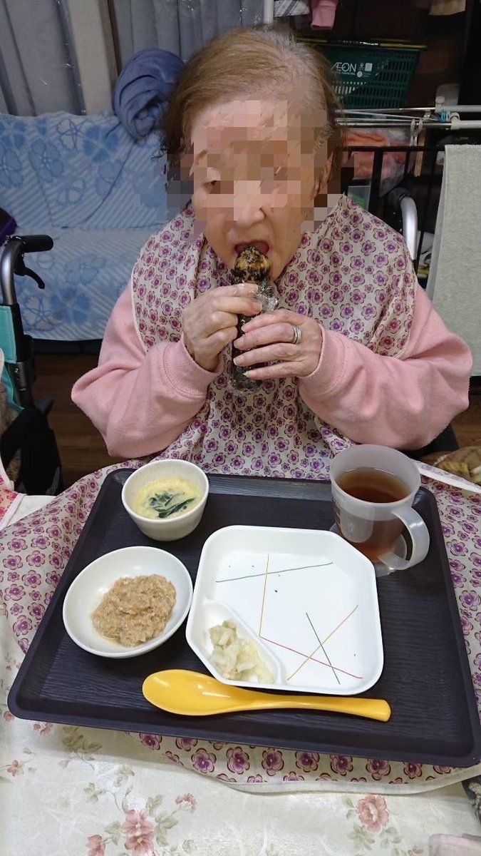 hisu3456's tweet photo. @uCFNSHyMvt35528 うちのミキサー食はイベント時はもっと可愛いですよ！笑笑

持てるミキサー食の海苔巻きとか笑笑 https://t.co/YcEfus6dei