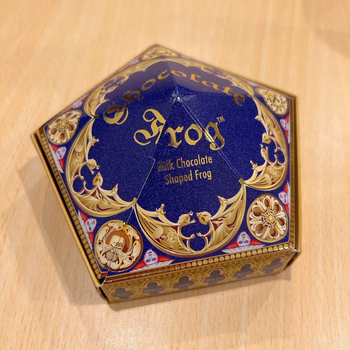 Azarea505_Power's tweet photo. スタジオツアー東京のハリーポッターでカエルチョコ買ってたやつを開封🐸
デカいし脅威の923キロカロリーだったw
カードはダンブルドア校長♪ https://t.co/8jmdg5Uaot