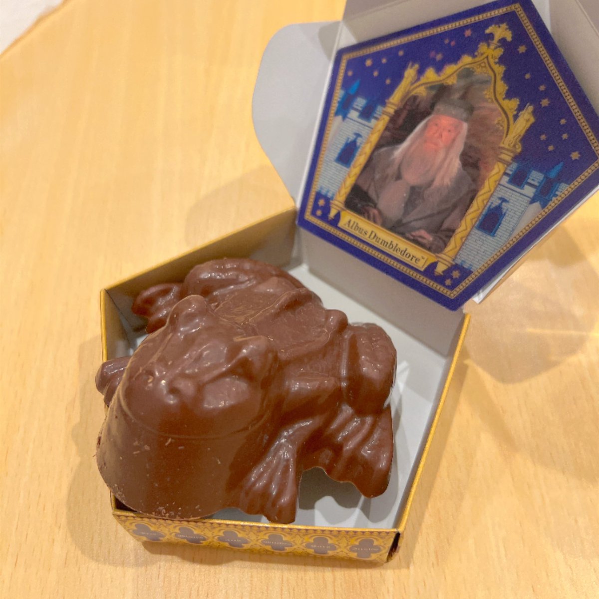 Azarea505_Power's tweet photo. スタジオツアー東京のハリーポッターでカエルチョコ買ってたやつを開封🐸
デカいし脅威の923キロカロリーだったw
カードはダンブルドア校長♪ https://t.co/8jmdg5Uaot