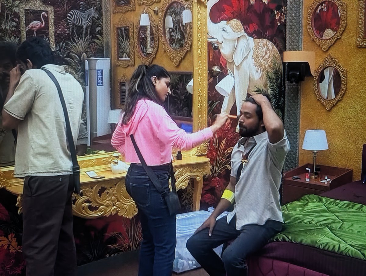 ThrigunArmy's tweet photo. Weekend episode ki 🧐

Mabbu Bhai 🥴 carry bags cover chesthndhi #Varshini 🥰😘 😁

#Mukesh #biggbosstelugu10 https://t.co/KGLdB17mzw