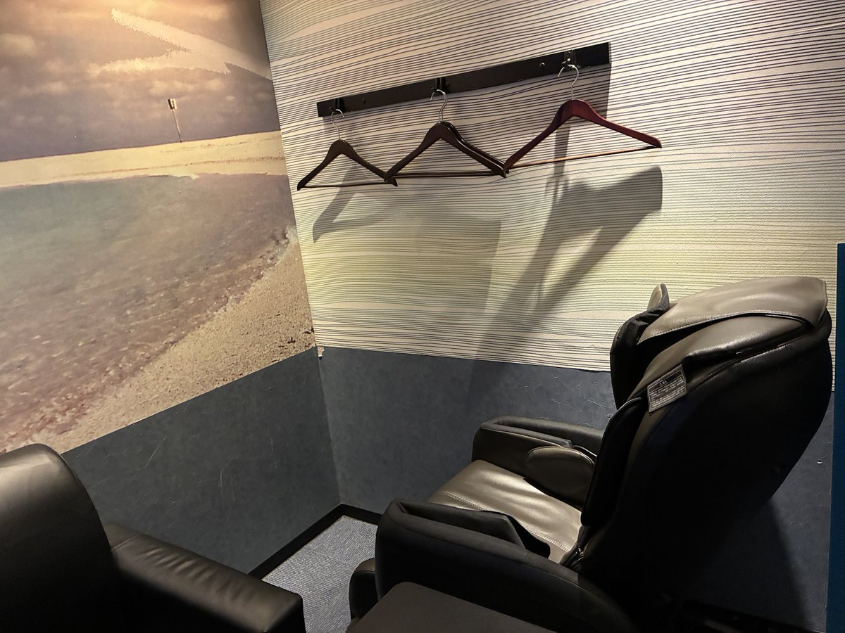 Relqqs's tweet photo. 機種的にこの部屋だけだったんだけど、思いっきり壁向いてるのね
反対側左に画面がある https://t.co/z3uJK8nFNd