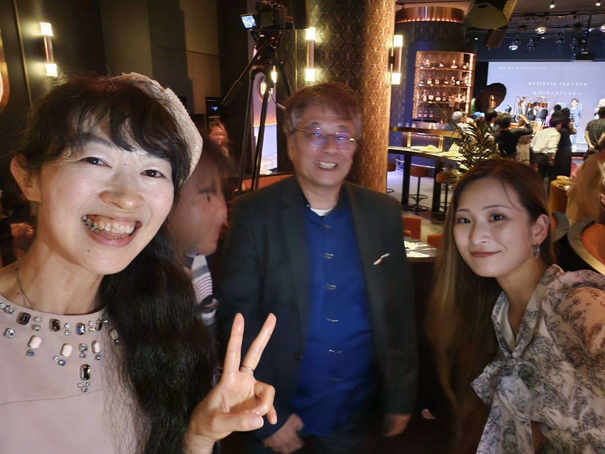 EriFantastic's tweet photo. 芸術イベント映画TV仲間皆他🎥ハリウッド大規模映画プロデューサー🎬有名TV演出家Pさん達🌸オリンピック選手ワールドカップ多数優勝 #成田童夢 #石田太志 #ハーフナーマイク 選手他世界トップ有名選手達とも多数お会い出来ご紹介の #AST さんに大感謝💐ご馳走景品当たり🎉ワイン酒一年以上ぶり少し笑🥂 https://t.co/CFslFXLLY3