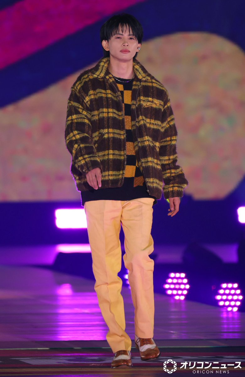oricon's tweet photo. 【🌷ガルアワ 26 A/W🌷】

ONE N’ ONLY草川直弥
鮮やかイエローコーデで登場✨️
“ゴルサンポーズ”のバッチリ‼️

https://t.co/sBqsLKJQry

＼フォトギャラ随時更新中📸🌟／
https://t.co/im3x8NvBDj

#ガルアワ2026AW https://t.co/kSUcawvOzy