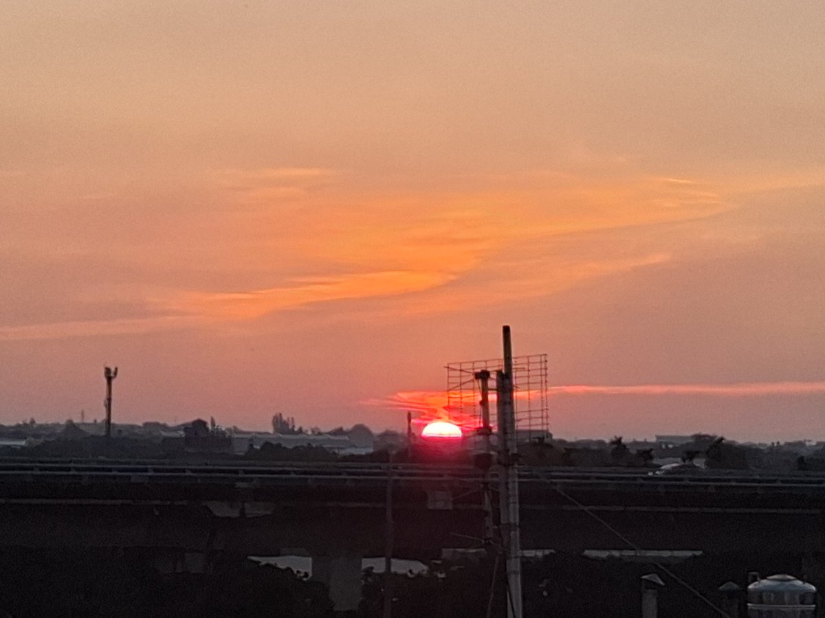 silentmildness's tweet photo. 頂樓看夕陽，滑個手機不小心錯過變紅的瞬間 https://t.co/4RWBS8nYgO