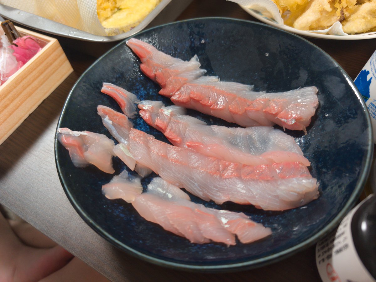 Tenta_Tender's tweet photo. 昨日のこしょこしょはですね…
こうなりました！！🐟️✨️

見習���アシスタントくんに捌くの手伝ってもらいつつ、お土産にもらった醤油をつけて美味しくいただきましたとさ😋

個人的にはショゴの天ぷらがうまかった https://t.co/COY8hRphBJ