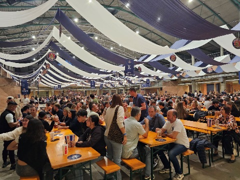 costabrava's tweet photo. 🍻 Torna l'Oktoberfest a #Girona!
Del 24 al 26 de setembre i de l'1 al 3 d'octubre, el Palau de Fires de Girona s'omple de cervesa, gastronomia i ambient bavarès.
👉 https://t.co/UcOpJi9mxn https://t.co/R3XUNjKvhi