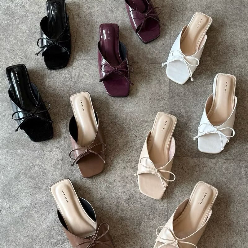 hpdjzz_'s tweet photo. SUNGKEM😭🙏🏻‼️
Kemana aja aku baru tau ada sendal yang MIRIP BANGET kek CHARLES &amp; KEITH, sama PEDRO. Mana harganya 100ribuan lagiii💸 https://t.co/qao5lU0HIE