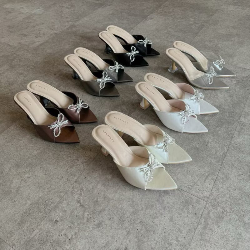 hpdjzz_'s tweet photo. SUNGKEM😭🙏🏻‼️
Kemana aja aku baru tau ada sendal yang MIRIP BANGET kek CHARLES &amp; KEITH, sama PEDRO. Mana harganya 100ribuan lagiii💸 https://t.co/qao5lU0HIE