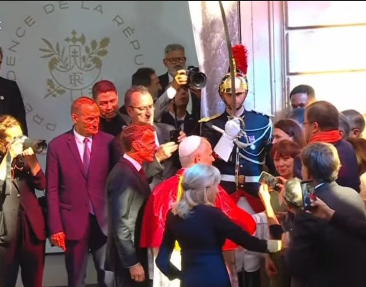 P_Champigny's tweet photo. Le visage de #Satan aux côtés de l'émissaire du #Christ.
"La Bête de l'événement est là!" dixit Manu.
Où, là?
À l'événement, bien sûr!. https://t.co/JraB3w9kSk