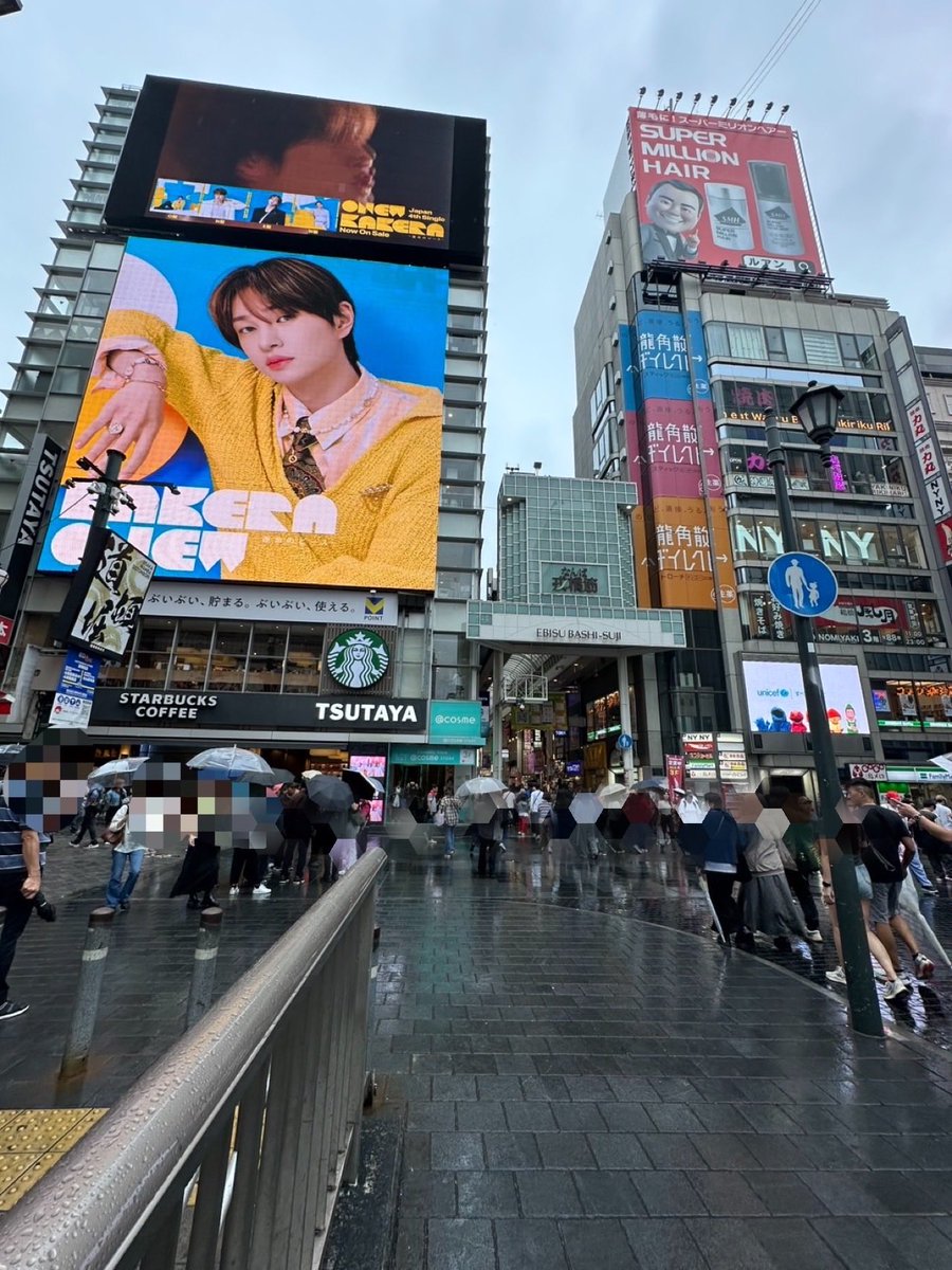 eh9Ezphi4IdqcIT's tweet photo. ちょうど雨が止んでいて写真も撮れた。大きくてビックリ‼️
ツタヤさん、ありがとう

#ONEW #オンユ #온유
#KAKERA_運命のピース
#ONEW_KAKERA
@VictorMusic https://t.co/7eSHhLsh6W