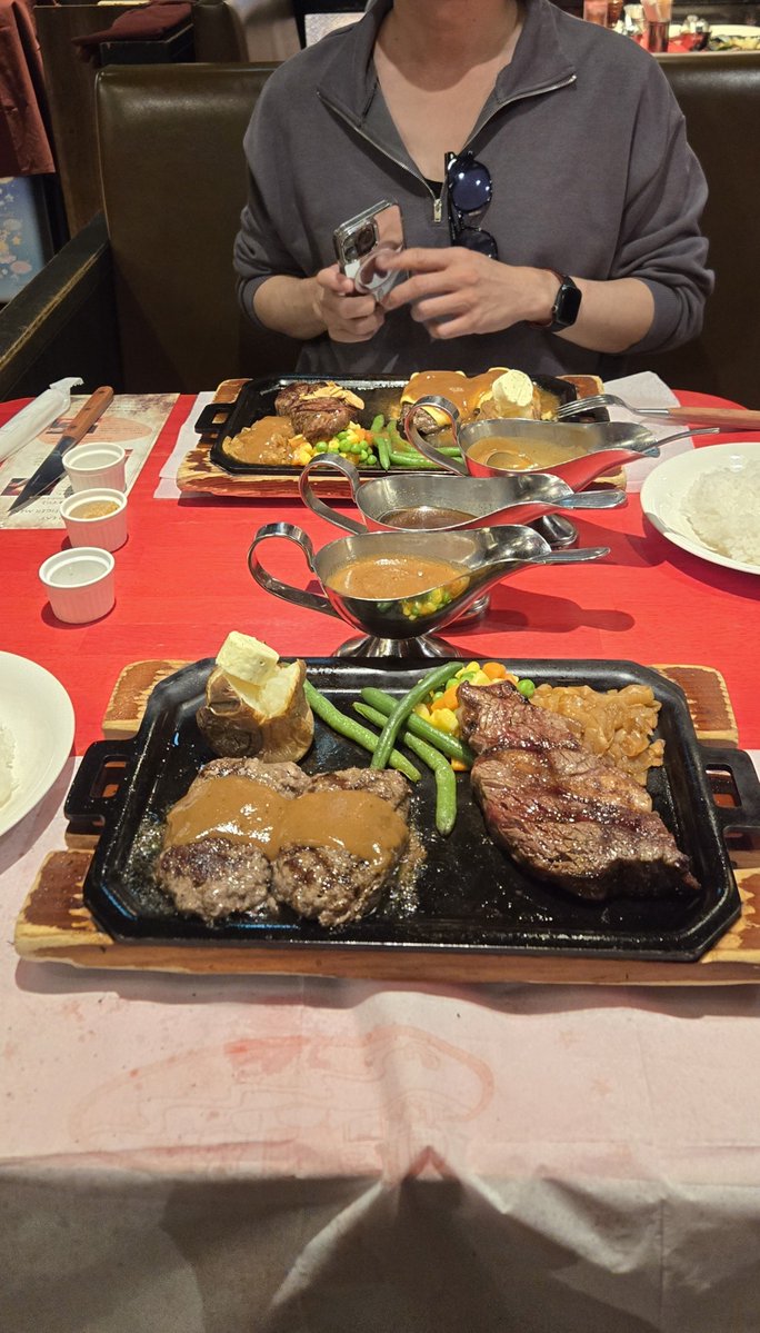 yoshikoBooo's tweet photo. ４０歳だけど
何を言われてもいい
だって息子って可愛いんだもん
幼稚園の頃から
川崎に
西武と丸井があった頃から
ハングリータイガーの大ファン

なら
ハングリータイガーで誕生日
虎のぬいぐるみも
欲しかったみたい笑
オリジナルハンバーグと
リブロース１７０g https://t.co/IgxrnKpyUM