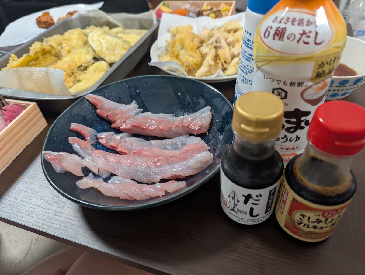 Tenta_Tender's tweet photo. 昨日のこしょこしょはですね…
こうなりました！！🐟️✨️

見習���アシスタントくんに捌くの手伝ってもらいつつ、お土産にもらった醤油をつけて美味しくいただきましたとさ😋

個人的にはショゴの天ぷらがうまかった https://t.co/COY8hRphBJ