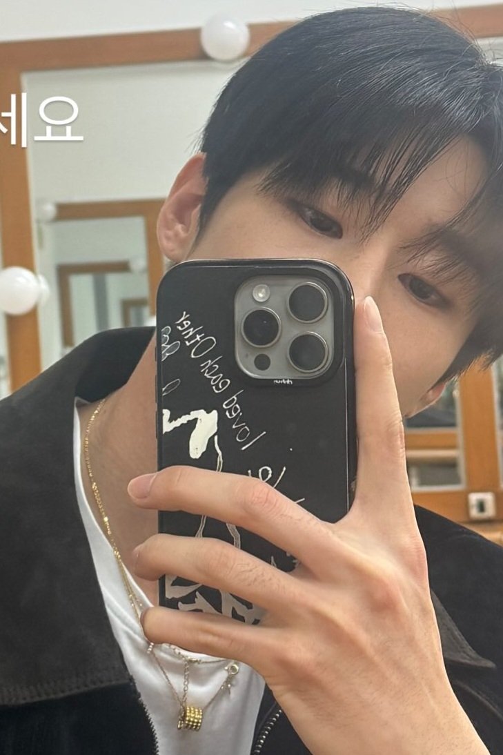 naldeul_1224's tweet photo. “Cuz we loved each other” 
함께이기에 아름다웠었지🎵

승우가 이 폰케이스와 오래 함께하는 거..
마음이 넘 좋아요💜
우리도 오래오래 함께..🫶🏻

#한승우 https://t.co/OLKPuSkefJ