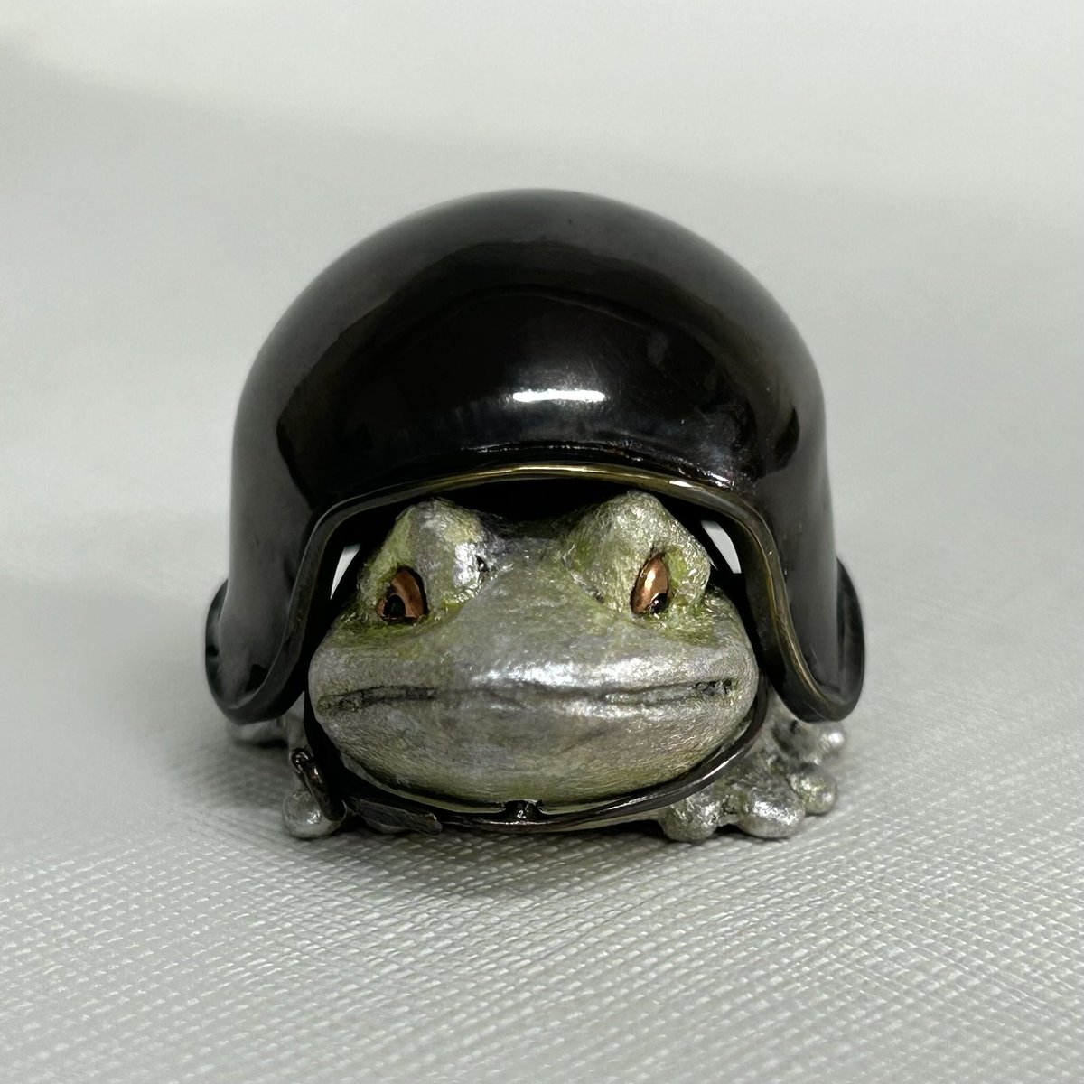 show_mon_art's tweet photo. A small metal sculpture by metal sculptor Yoshiro Iwaisako, featuring a samurai frog.
Wearing a lightweight helmet for greater mobility, this little warrior boldly faces its nemesis.
Off to battle! 🐸⚔️
#artforsale
#flog
https://t.co/y3r4P8Zsr2 https://t.co/tqjJCPp1zV